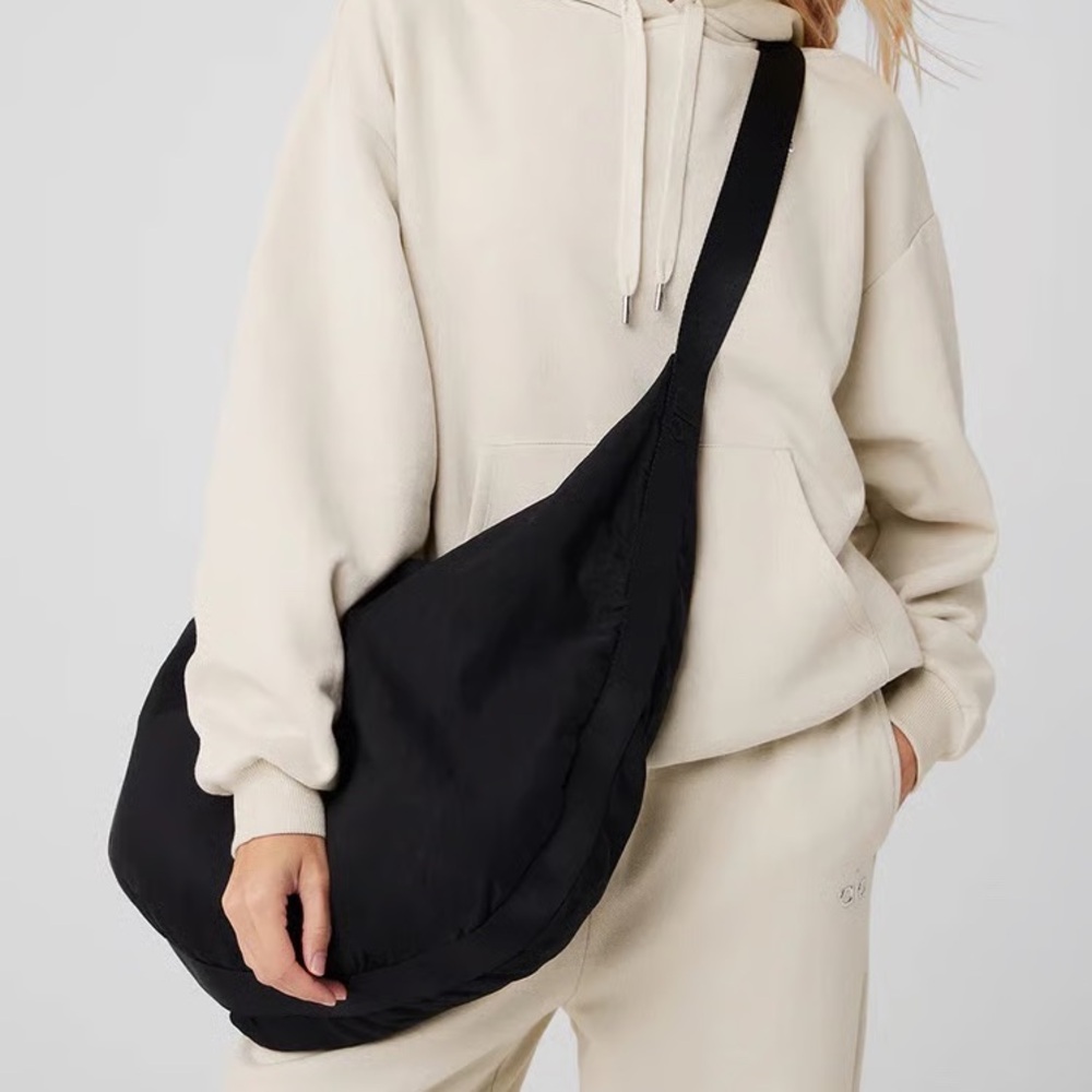 Alo Yoga on the go gym sling bag black
